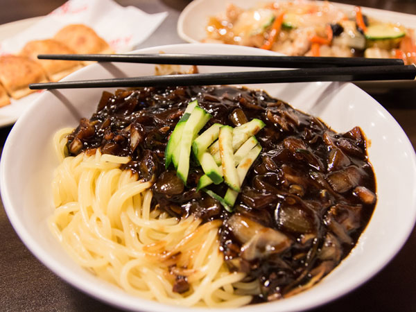 Jajangmyeon, Kuliner Wajib Perayaan Black Day di Korea Selatan yang Punya Makna Apik!