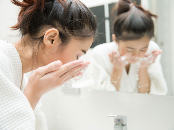 Efek Kulit Kencang Setelah Cuci Muka Ternyata Tidak Baik?