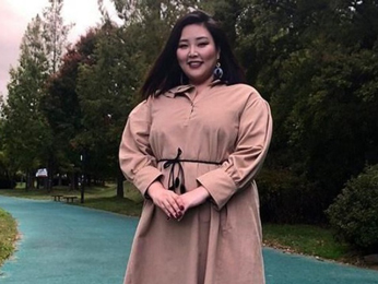 Keren! Model Korea Bertubuh Curvy Ini Berhasil Patahkan Standar Kecantikan