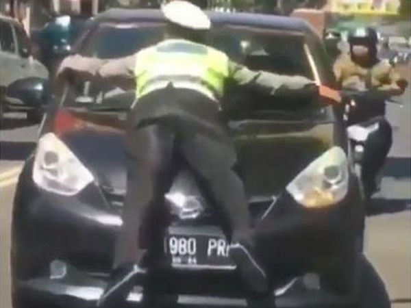 Inilah Alasan Pengendara Mobil Viral Tetap Melaju Meski Polisi Sudah Nekat 'Nempel' di Kap Mobilnya