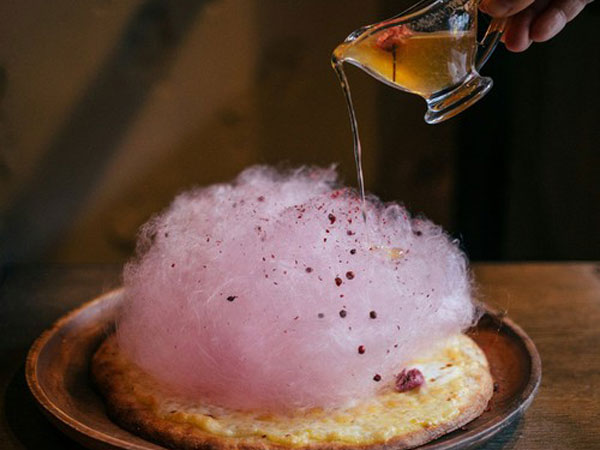 Manisnya Sambut Musim Semi dengan Pizza Bunga Sakura dan Cotton Candy Ini!