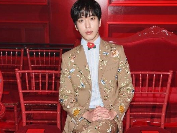 Yonghwa CNBLUE Eksis di Fashion Show Fall 2016 Gucci di Milan