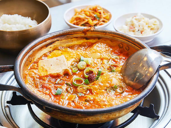 Begini Cara Menikmati Kimchi Jjigae Seperti Warga Lokal Korea