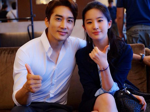 Liu Yifei Cemburu Lihat Song Seung Hun Dipeluk Oleh Fans Wanita