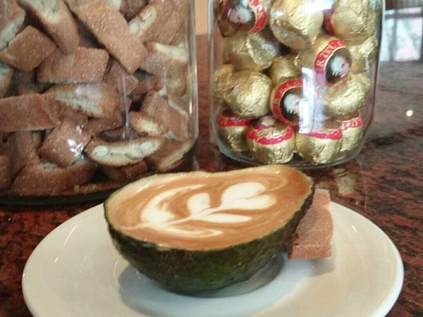 Nikmatnya Menyeruput Caffe Latte Dalam Buah Alpukat, Avolatte!