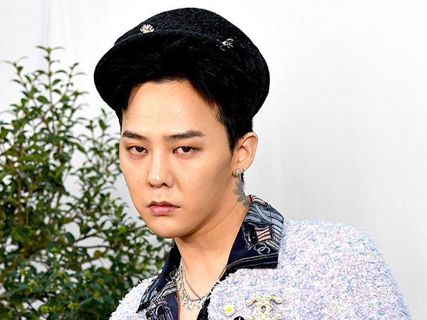 Gaya G-Dragon Pakai 'Outfit Cewek' di Acara Chanel Kembali Jadi Sorotan