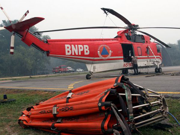 Titik Kebakaran Meluas Sebabkan Dikerahkannya 8 Heli Water Bombing di Kalbar