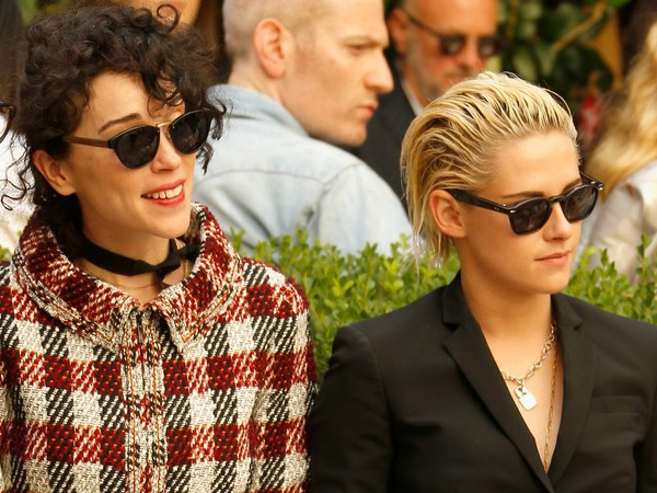 Kristen Stewart dan St Vincent Debut Sebagai Pasangan di Acara Vogue