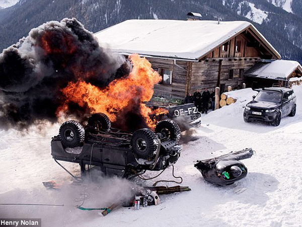 Ledakan di film James Bond 'Spectre' Pecahkan Rekor Dunia!