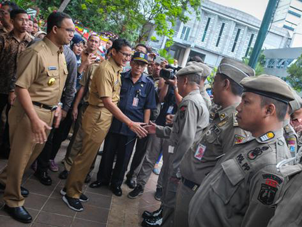 Melihat Lebih Dekat Sepatu 'SandiUno' yang Viral Dipakai Wagub Jakarta di Hari Pertama Kerja