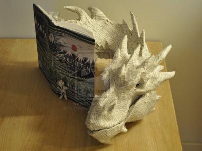 Wah, Patung 'Naga' Smaug Ini Terbuat Dari Buku 'The Hobbit'
