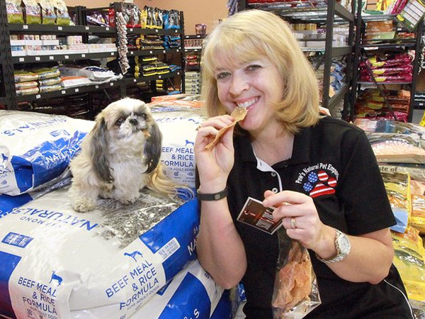 Duh, Wanita Ini Tak Makan Apapun Kecuali Makanan Anjing Selama Sebulan!