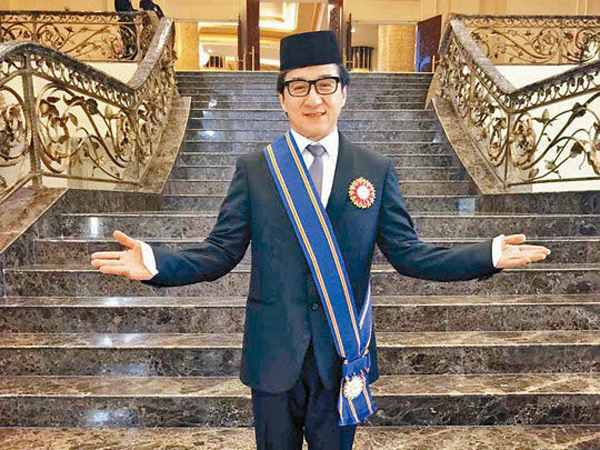 Lengkap Berpeci, Jackie Chan Terima Gelar Datuk dari Pemerintah Malaysia