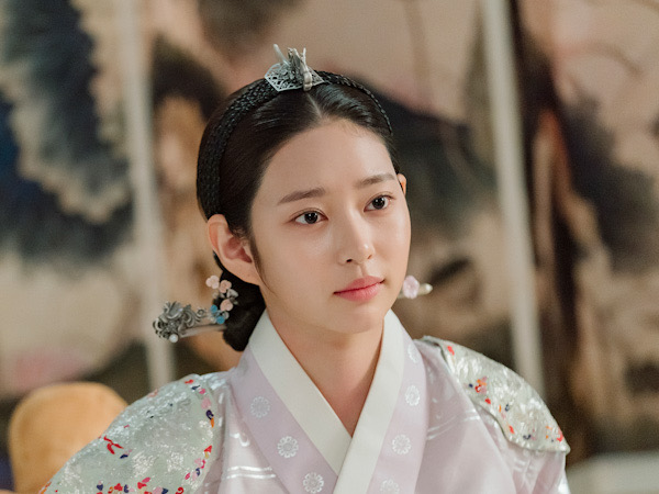 Pesona Kim Min Ju Jadi Putri Mahkota Cantik di Drama 'The Forbidden Marriage'