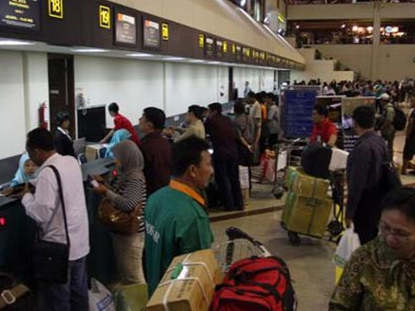 Duh, Ribuan Penumpang Bandara Juanda Pasrah tak Lebaran