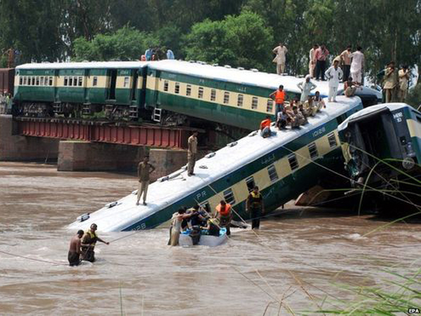 Jembatan Runtuh, Kereta Pakistan Meluncur ke Sungai