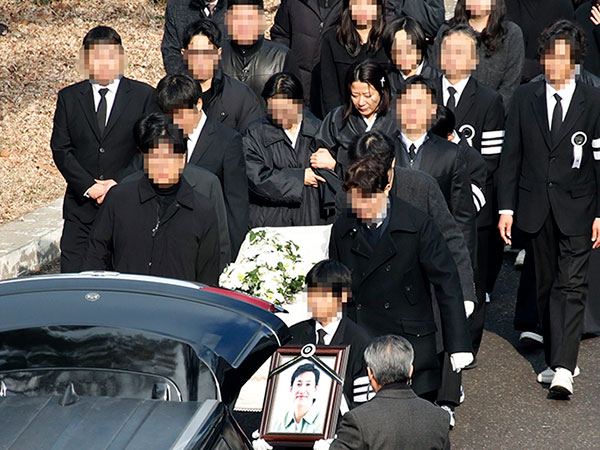 Isak Tangis Istri, Keluarga, dan Sahabat Mengiri Pemakaman Lee Sun Kyun