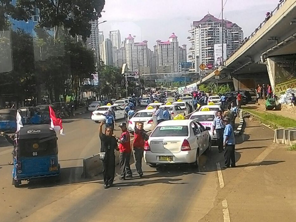 Dianggap Tak Peduli Solidaritas, Sopir Taksi Pendemo Rusak Taksi Yang Angkut Penumpang
