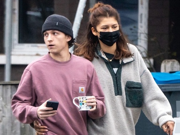 Tom Holland Ajak Zendaya Bertemu Keluarganya di Inggris