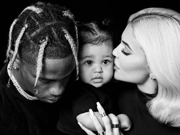 Tunjukkan Potret Keluarga Bahagia, Kylie Jenner-Travis Scott Ajak Stormi Pose di Red Carpet