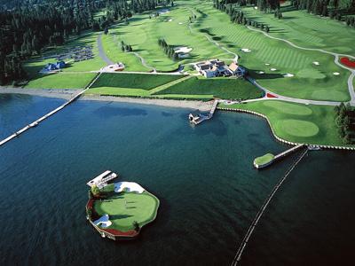 Wow, Lapangan Golf  Ini Berada di Tengah Danau