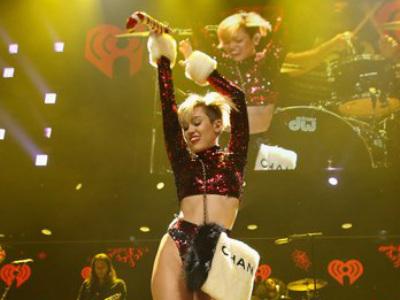 Duh, Miley Cyrus Tampilkan Aksi Rasis di Bangerz Tour 2014?