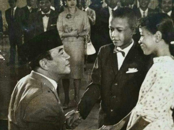 Heboh Foto Lawas Barack Obama Pernah Bertemu dengan Presiden Soekarno