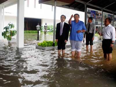 Istana Banjir, SBY Gulung Celana Sebetis