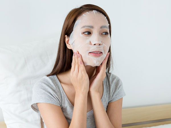 Dapatkan Manfaat Maksimal, Tips Pakai Sheet Mask Ini Perlu Kamu Tiru