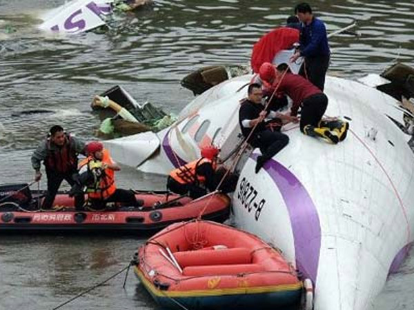 Kecelakaan Pesawat TransAsia Tewaskan 9 Penumpang, 40 Lainnya Kemungkinan Hilang