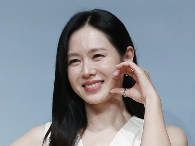 Son Ye Jin Bersinar di Penampilan Resmi Pertama Setelah Menikah dan Melahirkan