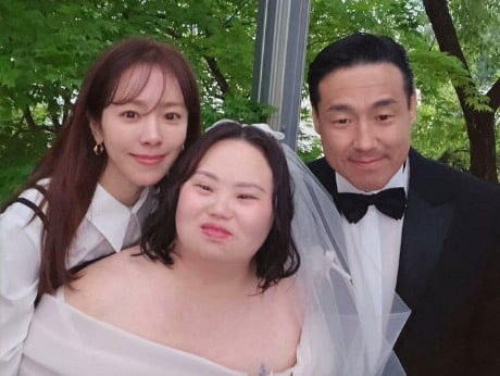 Han Ji Min Hadiri Pesta Pernikahan Jung Eun Hye, Kembarannya di Drama 'Our Blues'
