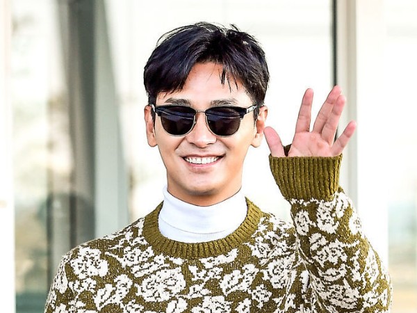 Airport Fashion Berbunga nan Mahal Joo Ji Hoon Saat Terbang ke Bali, Yay or Nay?