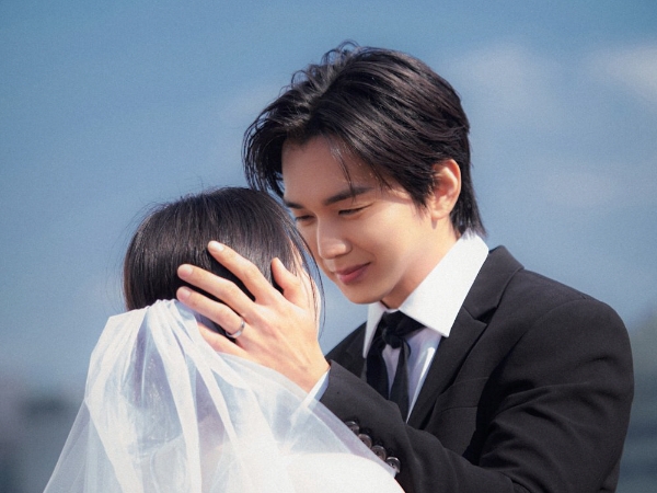Agensi Rilis Foto-foto Pernikahan Yoo Seung Ho di MV DAY6