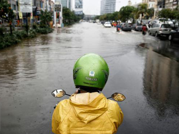 Hujan Merata Sejak Subuh, Ini Jalanan Jakarta Yang Banjir dan Alami Kemacetan Parah