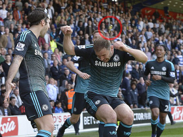 Rayakan Gol, Pemain Chelsea Dilempar Koin dan Korek Gas oleh Pendukung QPR!