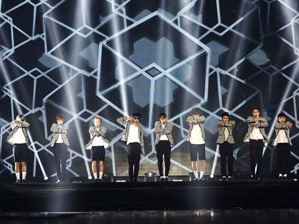 Ups, Tirai Penutup Saat EXO Ganti Baju di Konser Lepas!