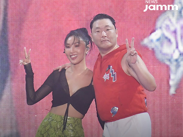 Unik, Hwasa Tanda Tangan Kontrak dengan P NATION di Konser PSY