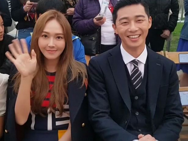 Di Baris Depan, Jessica Jung & Park Seo Joon Eksis di Fashion Show Tommy Hilfiger X Gigi Hadid