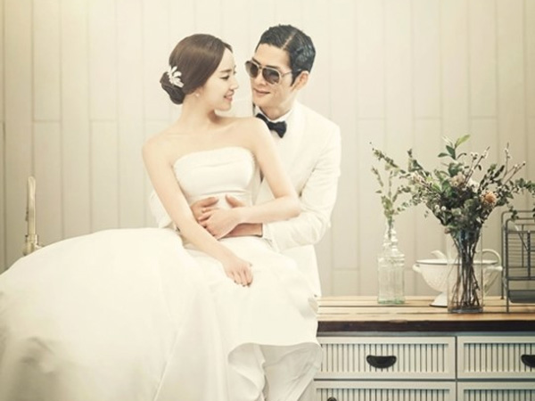 Park Joon Hyung dan Calon Istri Tampil All-White dan Elegant di Foto Jelang Pernikahannya