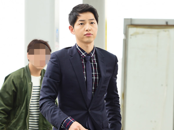 Foto Keberangkatan Song Joong Ki ke 'MAMA 2017' Hong Kong Bikin Salah Fokus!