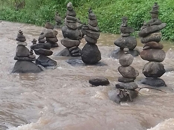 Disebut Mistis, Ini Penjelasan Puluhan Tumpukan Batu yang Muncul Tiba-tiba di Sungai Cidahu