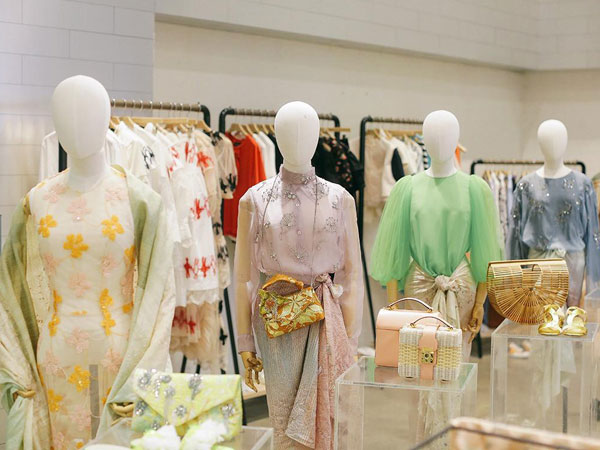 Mix and Match Tenun Bakal Bikin Lebaran Kamu Makin Hits