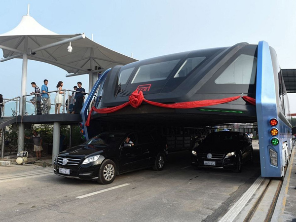 Tak Lagi Sebuah Konsep, Bus ‘Mengangkang’ Anti Macet Resmi Mengaspal di Cina!