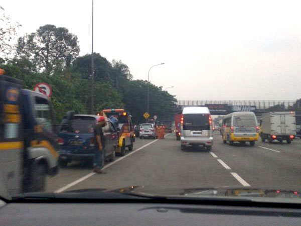 Kecelakaan Beruntun Terjadi di Tol Cikampek Arah Bandung