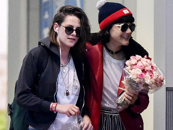 Jalan-jalan di Kota Paris, Kristen Stewart Kembali Umbar Kemesraan dengan Pasangan Sejenis