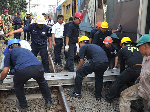 Kereta Argo Sindoro Anjlok di Stasiun Jayakarta, Perjalanan KRL Terganggu