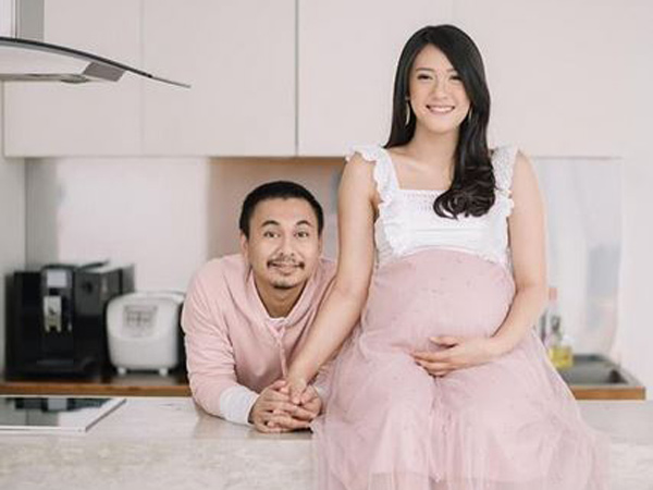 Anissa Aziza Bagikan Foto Wajah Anak Pertama, Lebih Mirip Anissa atau Raditya Dika?