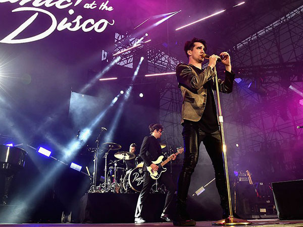 Bertahan dengan Satu Anggota, Album Baru Panic! At The Disco Puncaki Billboard 200!