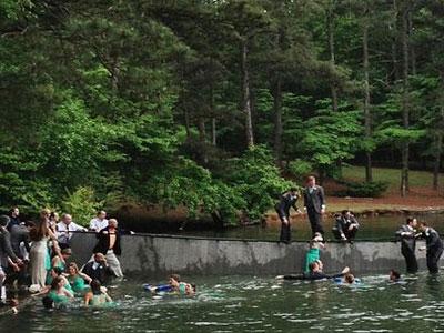 Usai Foto, Para Pedamping Pengantin Tercebur ke Danau